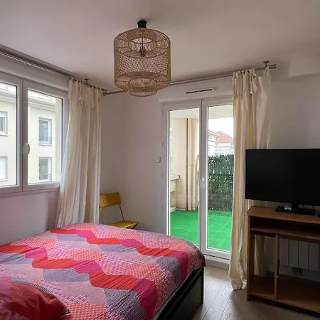 Location 3 Spacieuses Dans 2 Mn Rer Saint Georges Homestay *